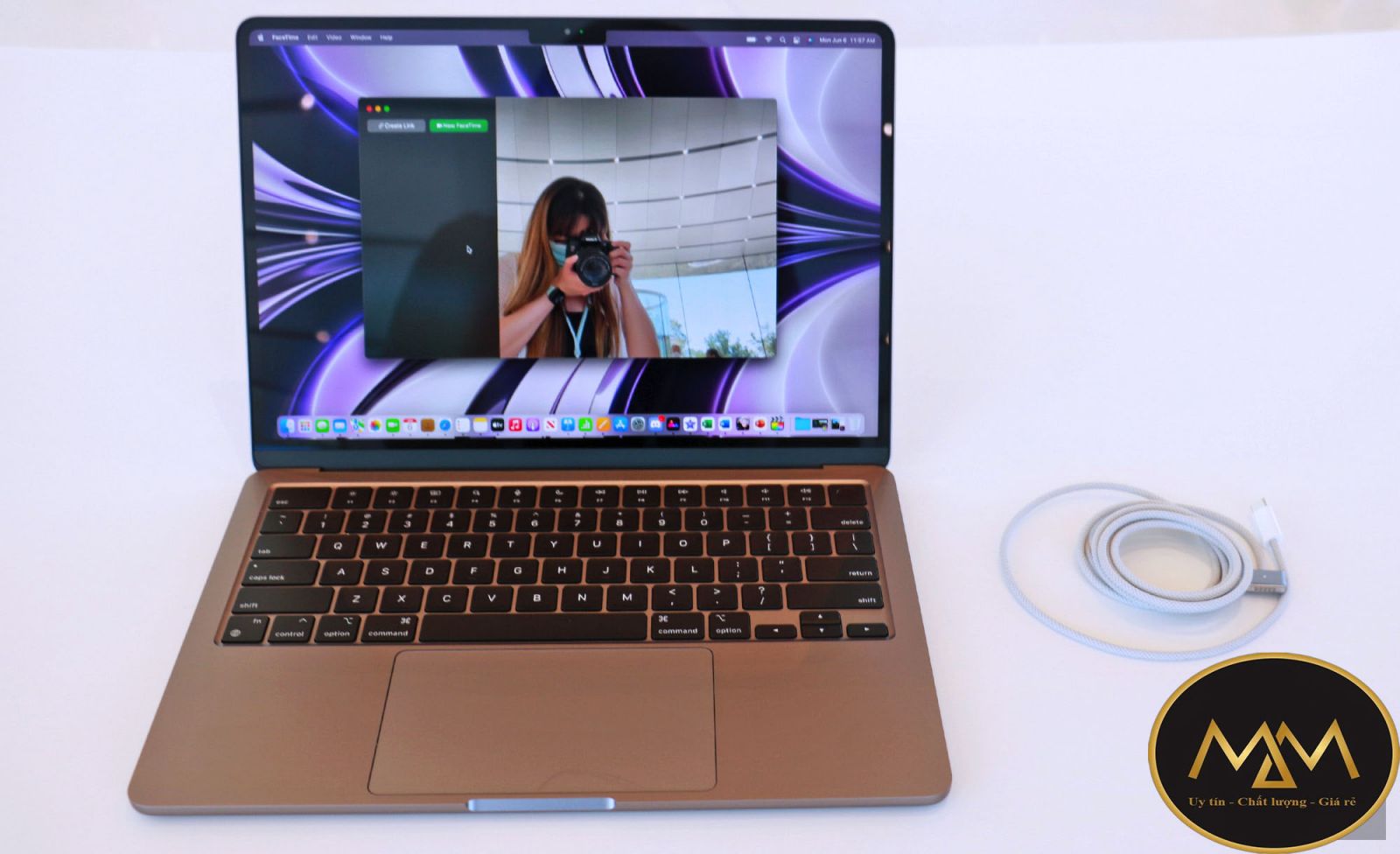 Những nghuên nhân thường làm cho laptop bạn bị hổng Không thường xuyên vệ sinh và tra keo tản nhiệt  Sau một thời gian sử dụng, bụi bặm bám trên các linh kiện phần cứng bên trong laptop có thể khiến quạt tản nhiệt bị kẹt và làm gián đoạn luồng khí tản nhiệt của  thân máy. Vì vậy, bạn nên thường xuyên vệ sinh laptop định kỳ để giúp làm sạch máy, loại bỏ bụi bẩn và dị vật bị mắc kẹt bên trong thân máy để laptop vận hành trơn tru, hiệu quả hơn. Ngoài ra, bạn cũng nên tra keo tản nhiệt có chất lượng tốt cho máy tính của mình nhằm đảm bảo hiệu quả tản nhiệt cao nhất để máy được làm mát kịp thời, không bị ảnh hưởng xấu bởi yếu tố nhiệt độ. Sửa laptop chuyên nghiệp lấy lấy liền TPHCM Cài nhiều phần mềm không cần thiết Có rất nhiều người cho rằng laptop của mình đang bị virus hay bị các kênh quảng cáo thông báo là máy có virus, và yêu cầu cài đặt các phần mềm để diệt virus. Tuy nhiên, bạn cần biết hiện nay các phiên bản hệ điều hành Windows đều được tích hợp sẵn tính năng defence, nhưng có nhiều người thậm chí còn tắt chức năng này của Windows vì không muốn bị làm phiền, trừ khi là bạn đang cài một vài ứng dụng gì đó cho máy.  Khi tiến hành cài đặt phần mềm bất kì, chúng ta không nên nhấn Next một cách vô thức mà không hiểu rõ mình đang cài gì, hoặc đôi khi việc sử dụng những phần mềm diệt virus chỉ khiến cho laptop của bạn nặng hơn mà thôi vì phải tiêu tốn thêm nhiều tài nguyên. Sửa laptop chuyên nghiệp lấy liền TPHCM